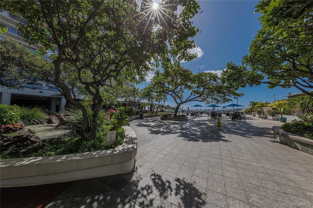Resort in Honolulu · ★4.86 · 1 bedroom · 3 beds · 1 private bath - Photo 5