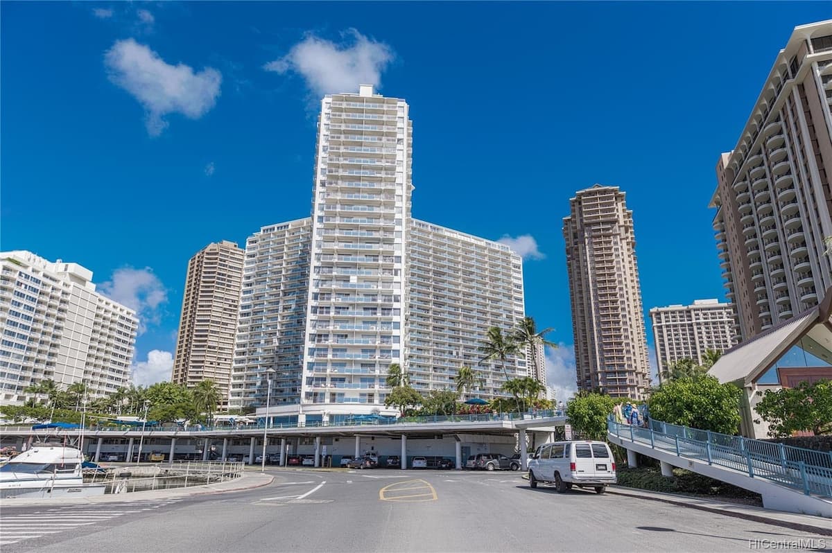 Resort in Honolulu · ★4.86 · 1 bedroom · 3 beds · 1 private bath - Photo 4