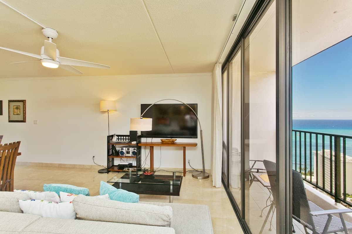 HighRise Waikiki OceanView 1 BR and Free Parking - Photo 3