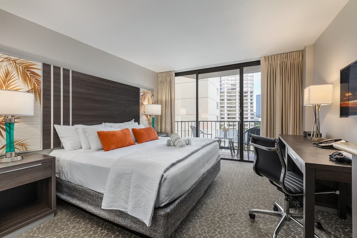 Condo in Honolulu · ★4.76 · 1 bedroom · 1 bed · 1 shared bath - Photo 1