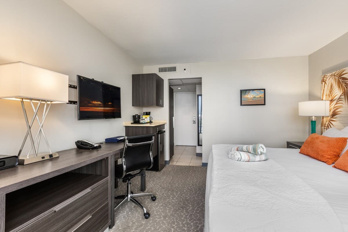 Condo in Honolulu · ★4.76 · 1 bedroom · 1 bed · 1 shared bath - Photo 2