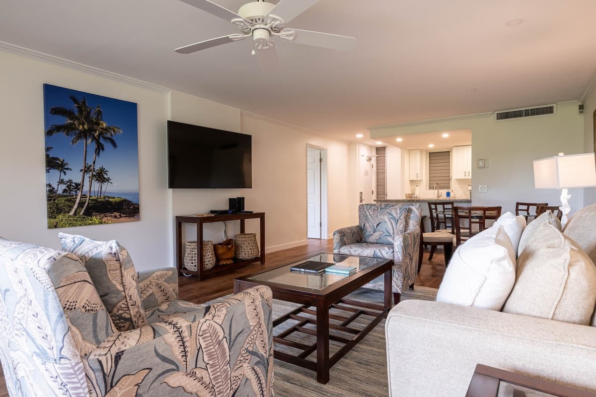 Condo in Lahaina · ★4.93 · 1 bedroom · 3 beds · 1 private bath - Photo 3