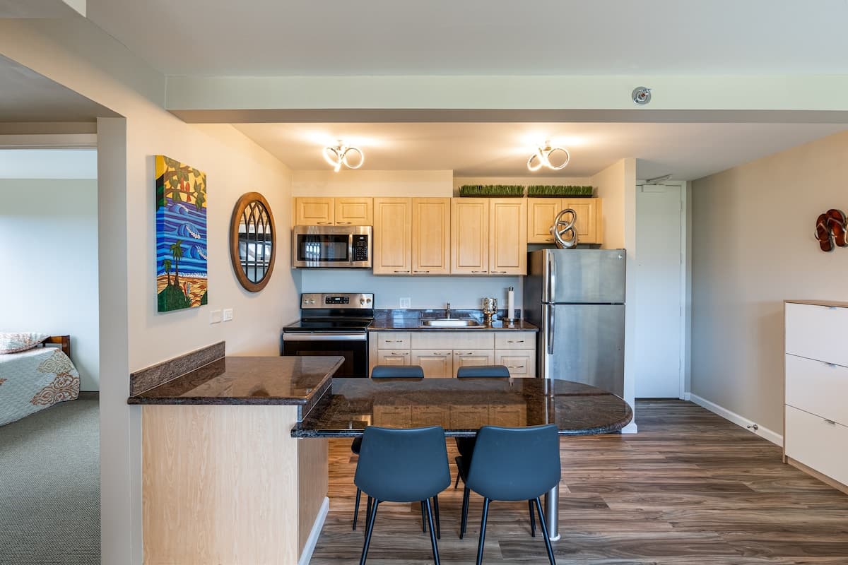 Waikiki Ocean and Diamond Head View Condo! - Photo 5