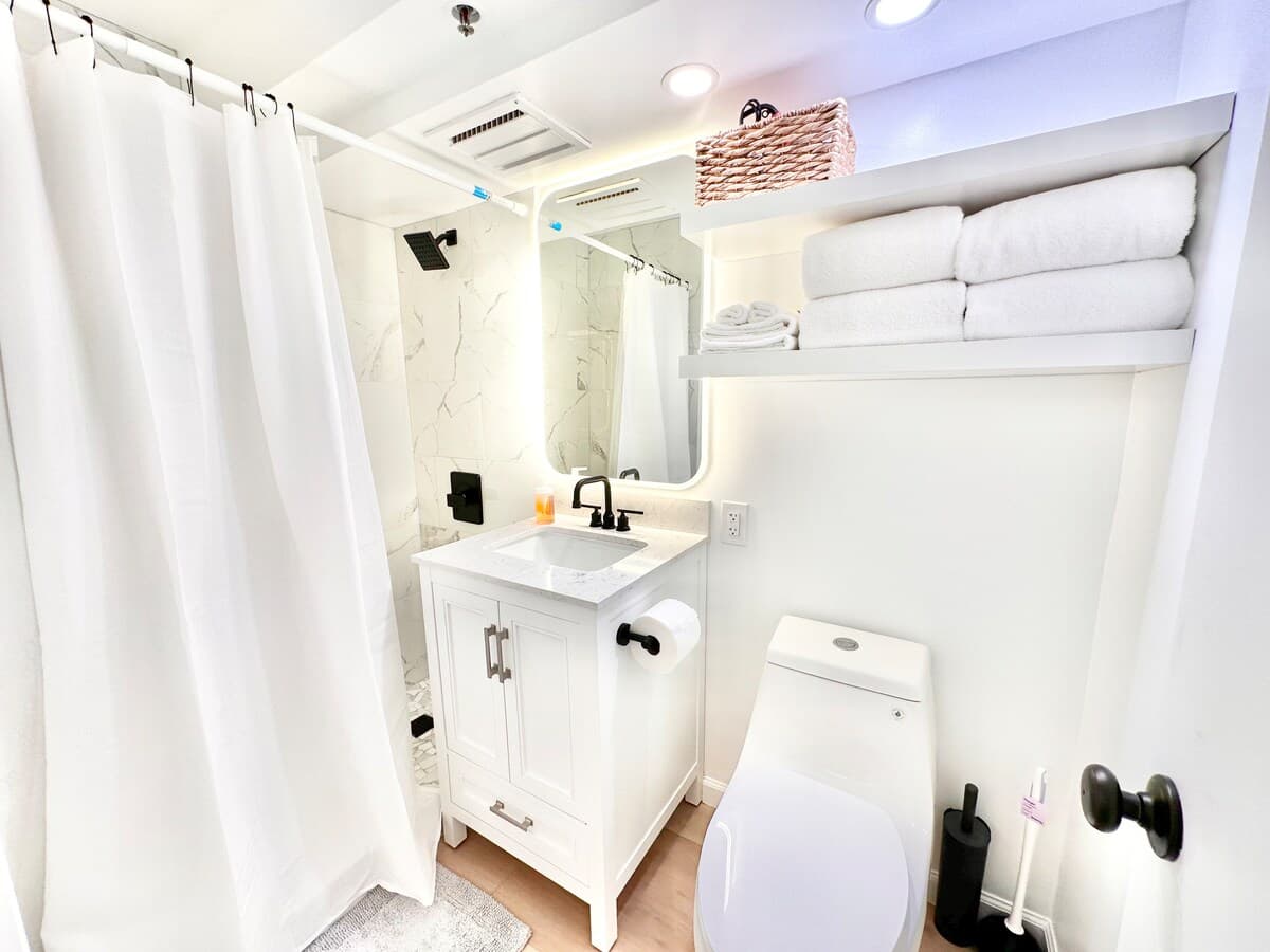 Condo in Honolulu · ★4.91 · Studio · 2 beds · 1 private bath - Photo 3