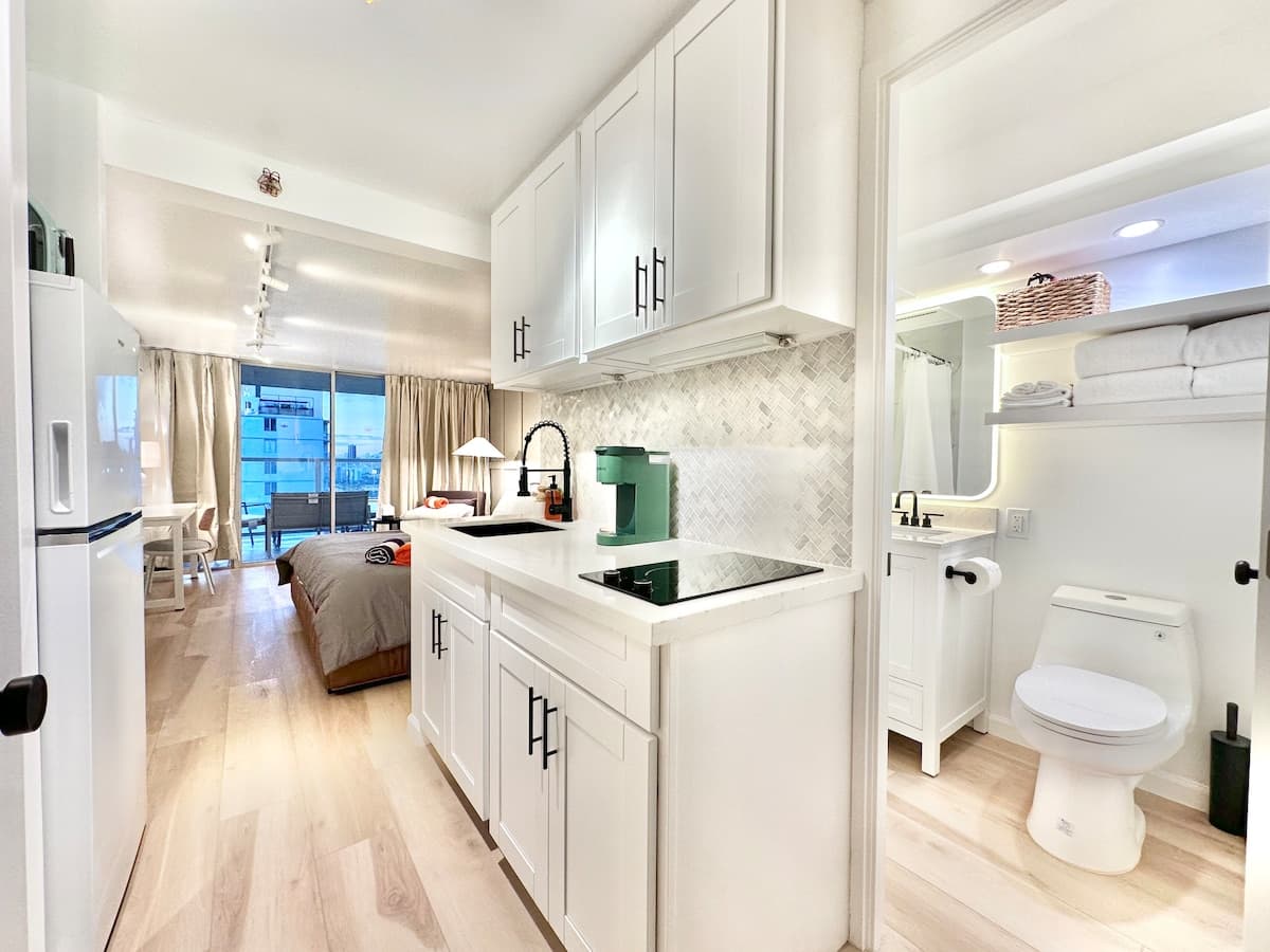 Condo in Honolulu · ★4.91 · Studio · 2 beds · 1 private bath - Photo 1