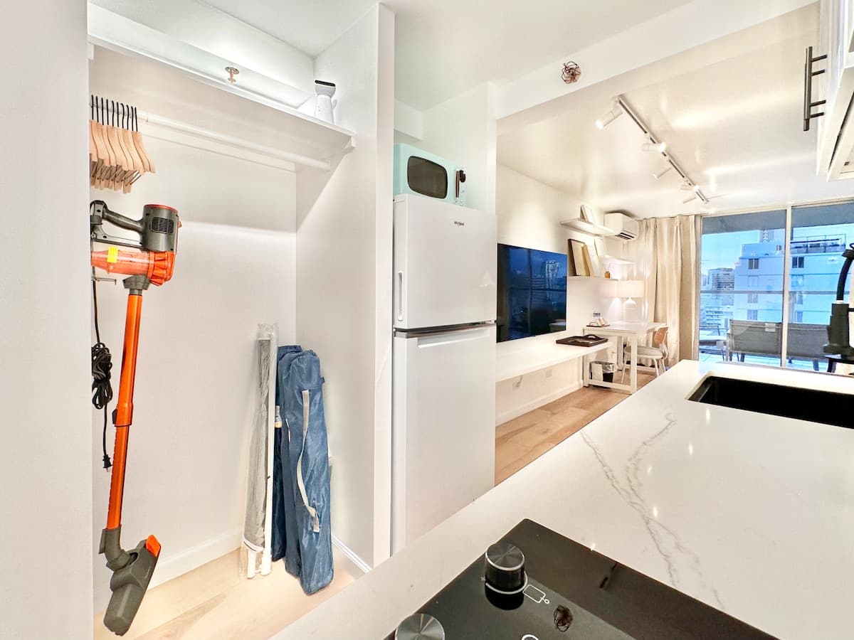 Condo in Honolulu · ★4.91 · Studio · 2 beds · 1 private bath - Photo 2
