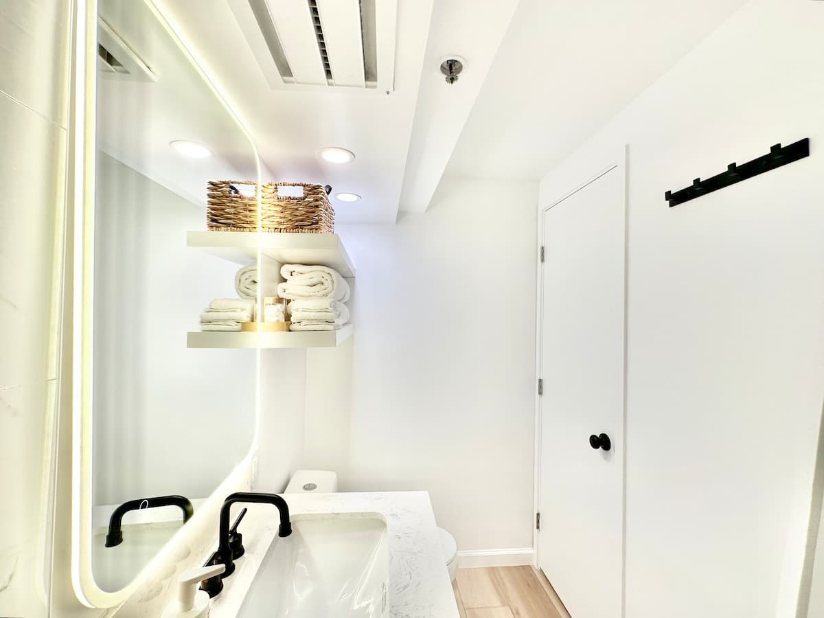 Condo in Honolulu · ★4.91 · Studio · 2 beds · 1 private bath - Photo 4