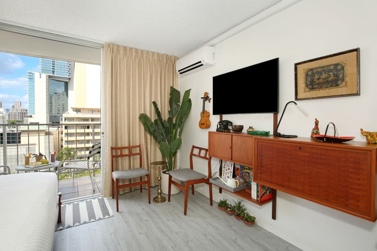 Condo in Honolulu · ★4.76 · Studio · 1 bed · 1 private bath - Photo 5