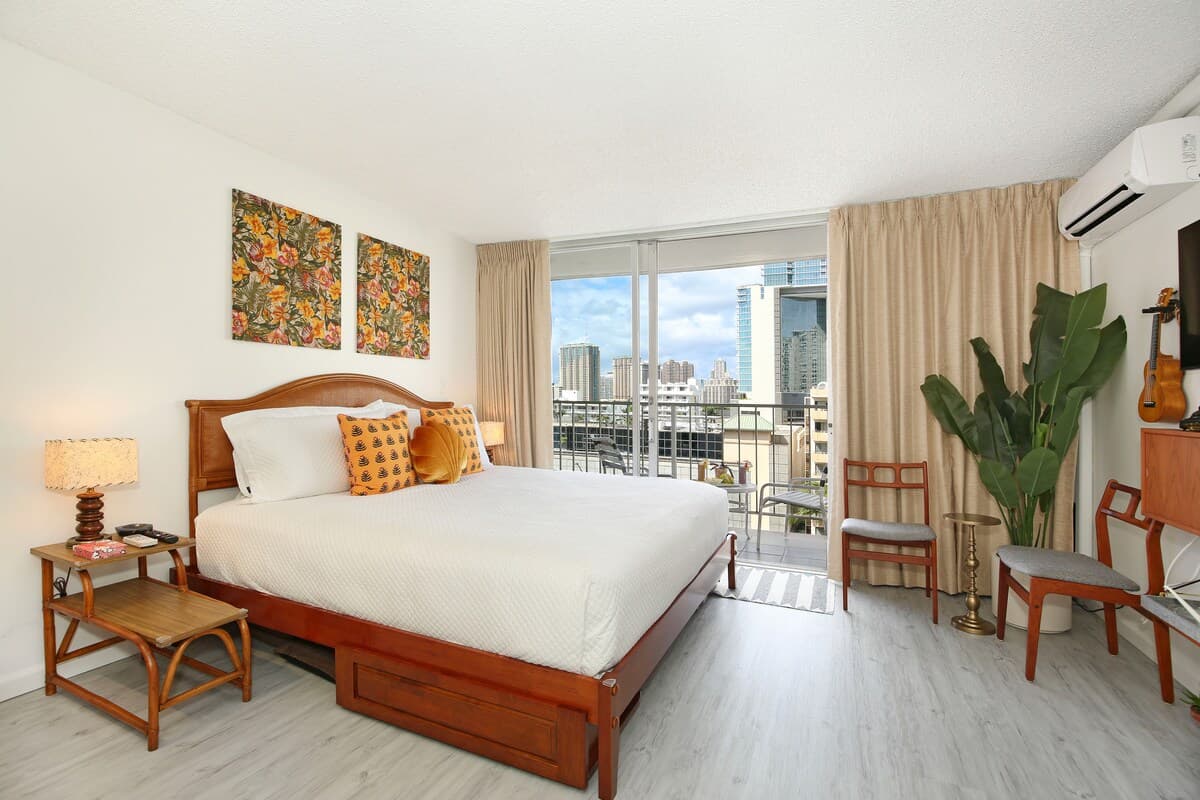 Condo in Honolulu · ★4.76 · Studio · 1 bed · 1 private bath - Photo 1