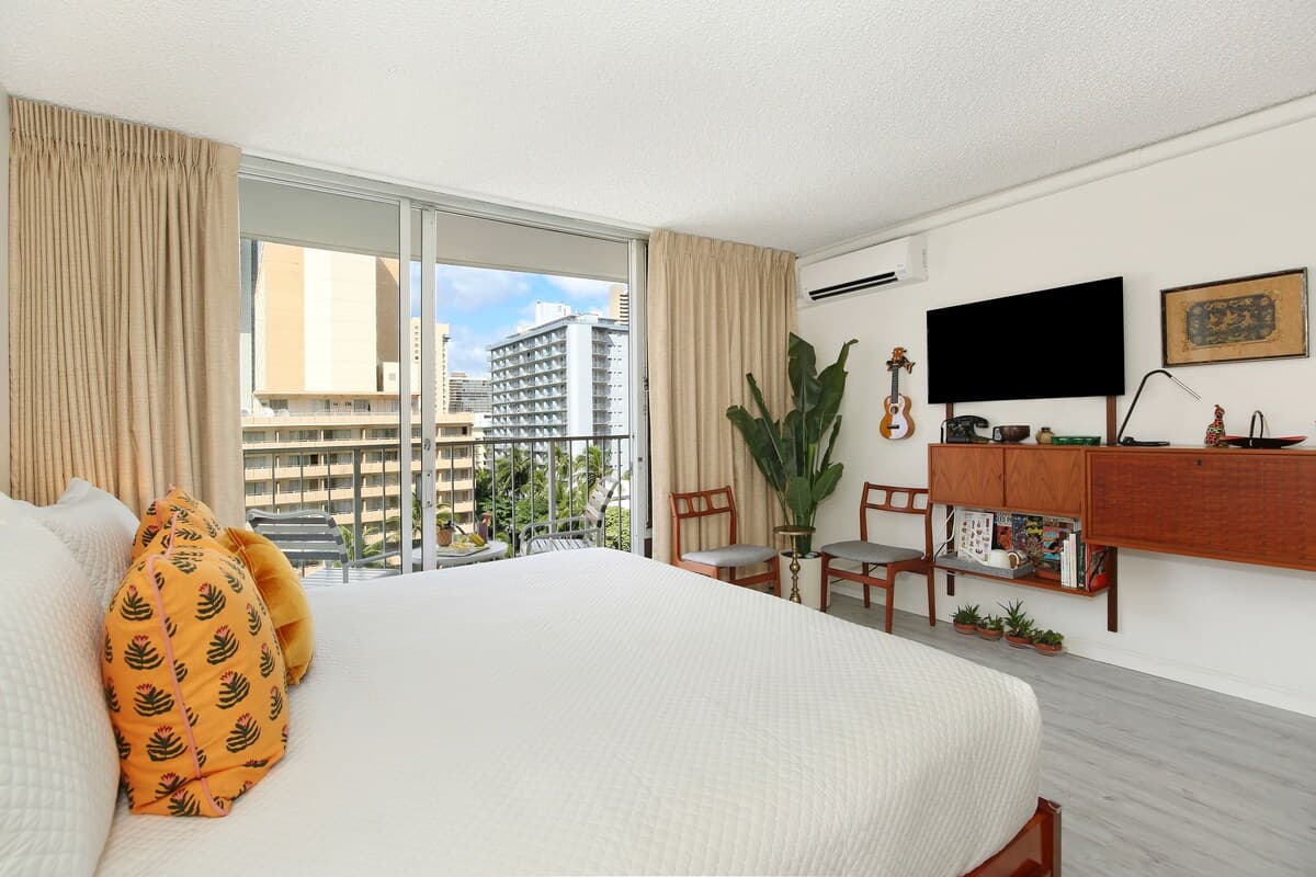 Condo in Honolulu · ★4.76 · Studio · 1 bed · 1 private bath - Photo 4