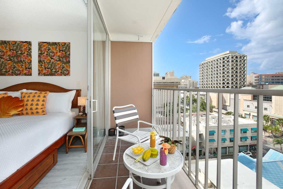 Condo in Honolulu · ★4.76 · Studio · 1 bed · 1 private bath - Photo 2