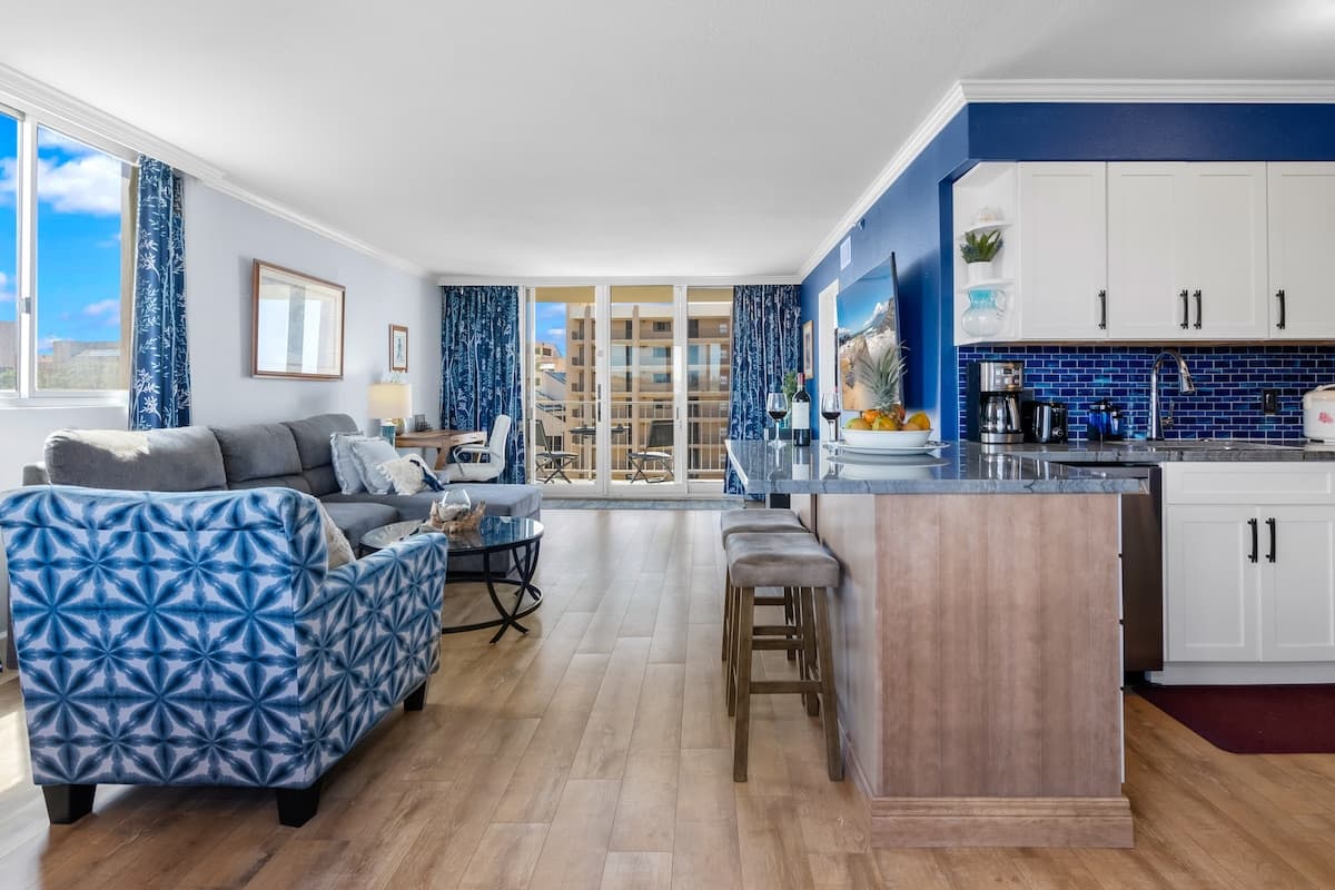 Condo in Lahaina · ★4.9 · 2 bedrooms · 4 beds · 2 private baths - Photo 4