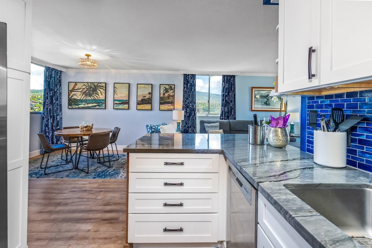 Condo in Lahaina · ★4.9 · 2 bedrooms · 4 beds · 2 private baths - Photo 3