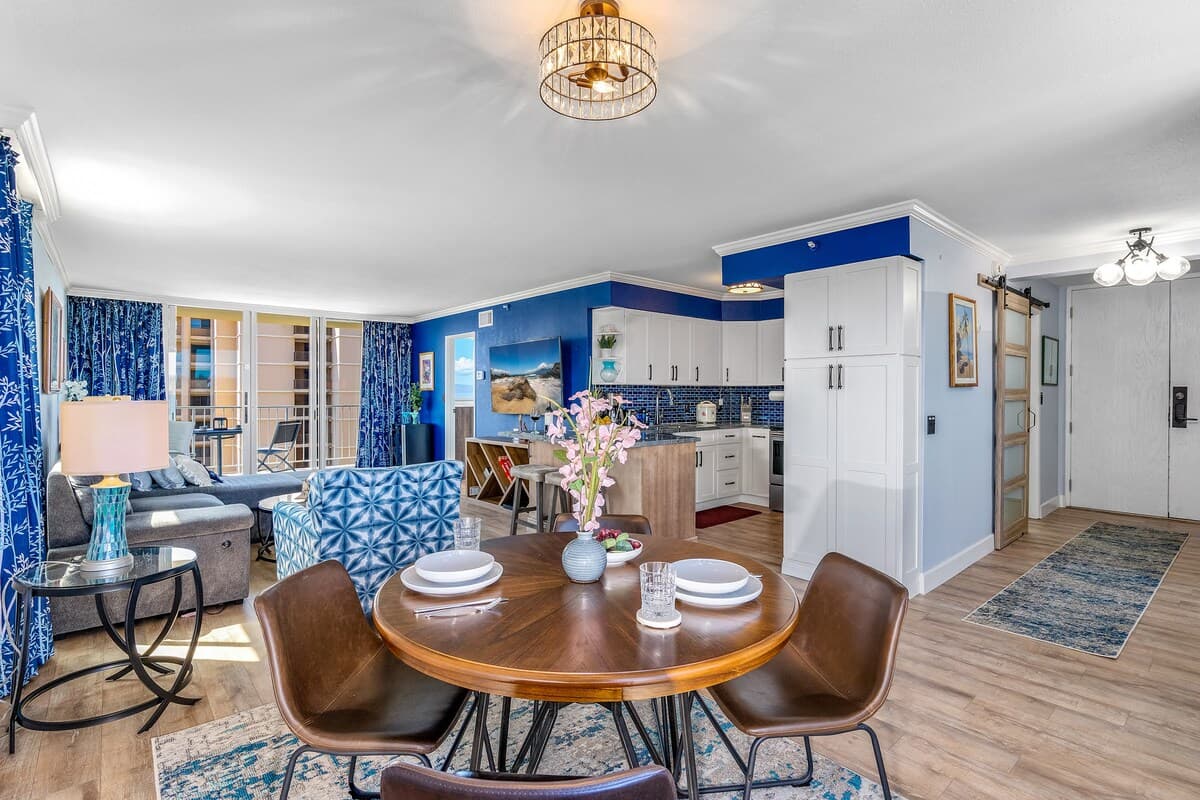 Condo in Lahaina · ★4.9 · 2 bedrooms · 4 beds · 2 private baths - Photo 2