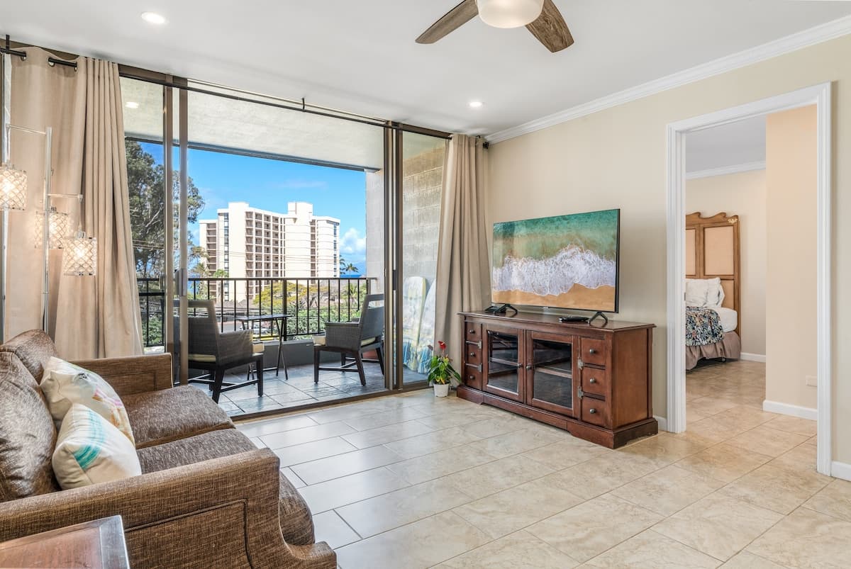 Condo in Lahaina · ★4.85 · 2 bedrooms · 3 beds · 2 private baths - Photo 3