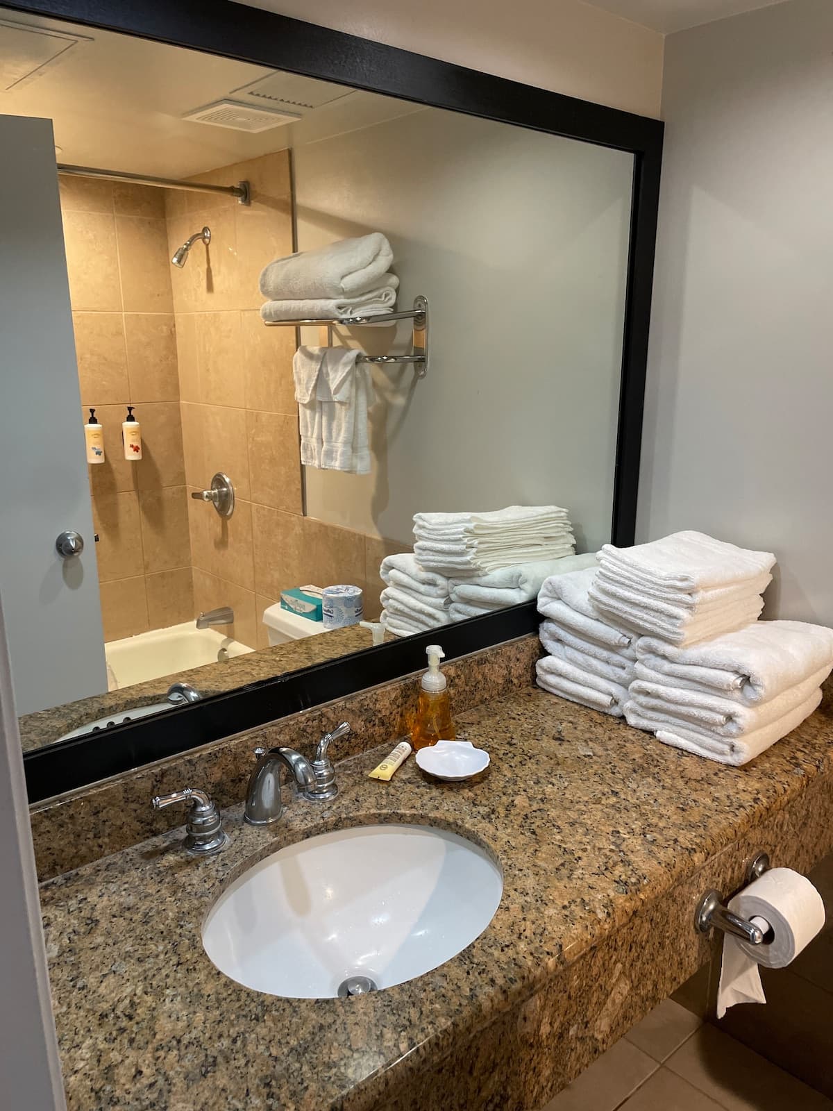 Resort in Honolulu · ★4.73 · Studio · 2 beds · 1 private bath - Photo 2
