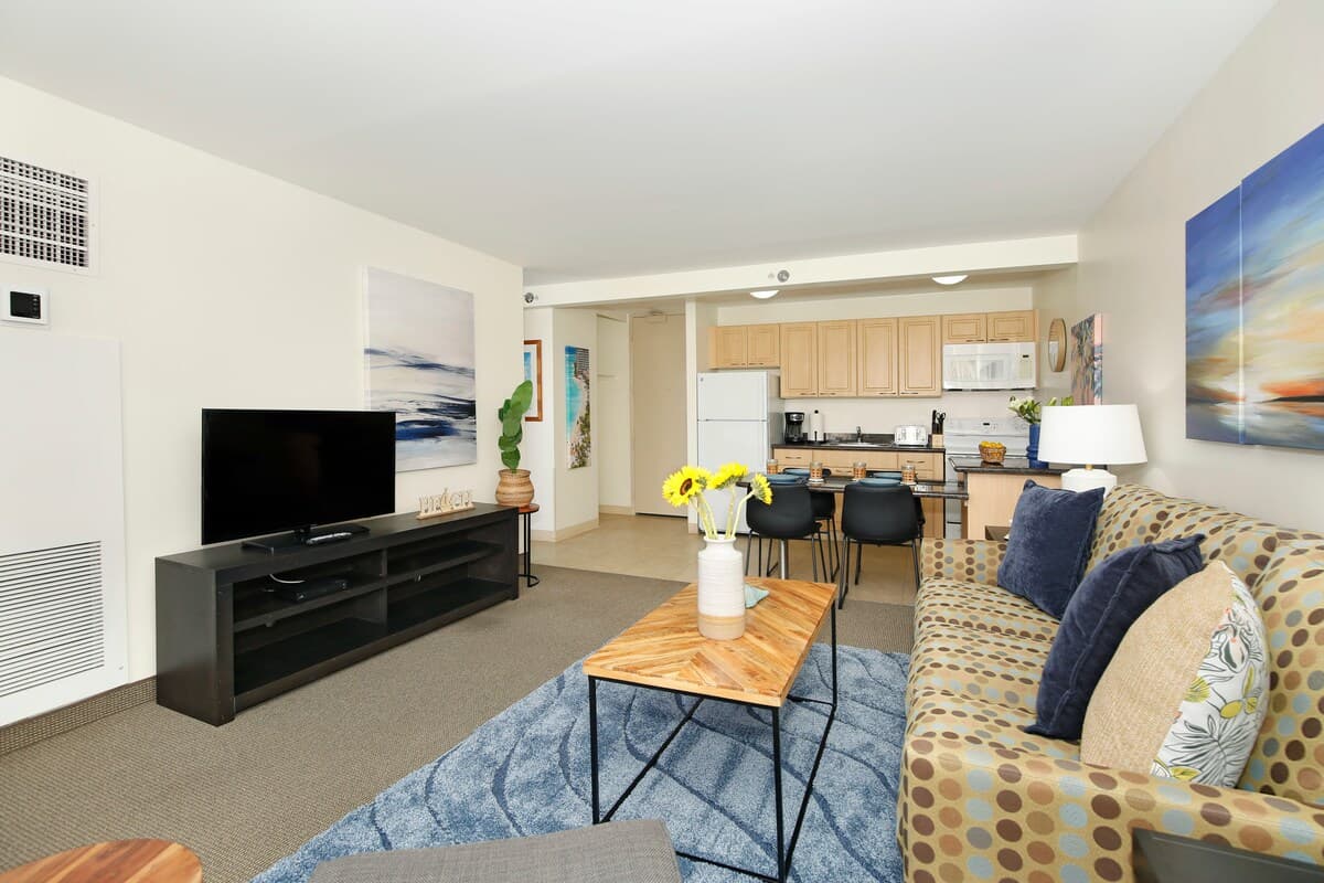 Condo in Honolulu · ★4.9 · 1 bedroom · 2 beds · 1 private bath - Photo 5