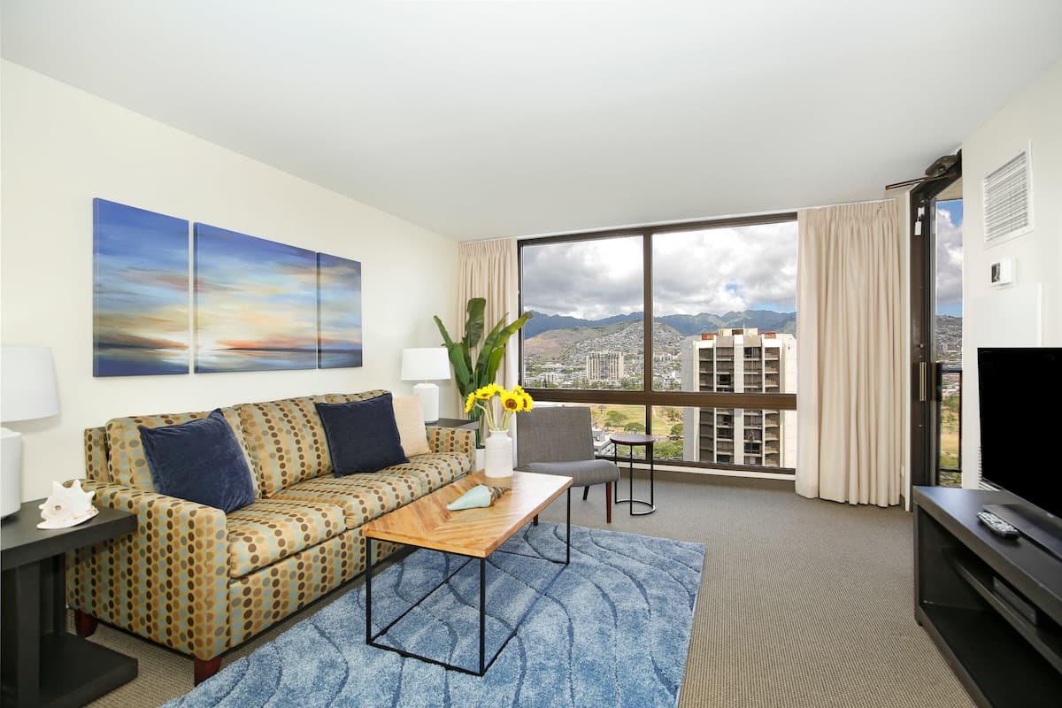 Condo in Honolulu · ★4.9 · 1 bedroom · 2 beds · 1 private bath - Photo 1