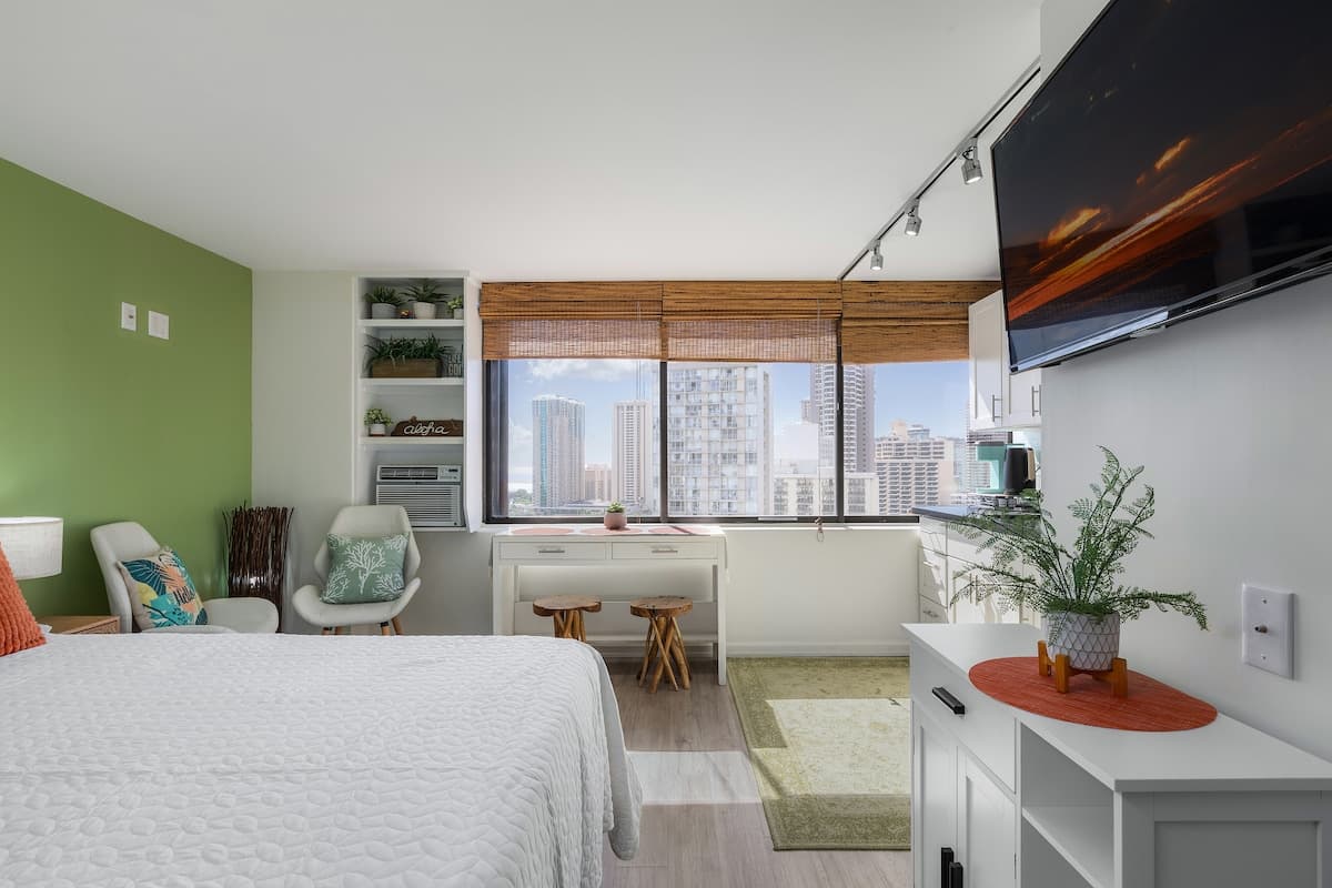 Condo in Honolulu · ★4.79 · Studio · 1 bed · 1 private bath - Photo 1
