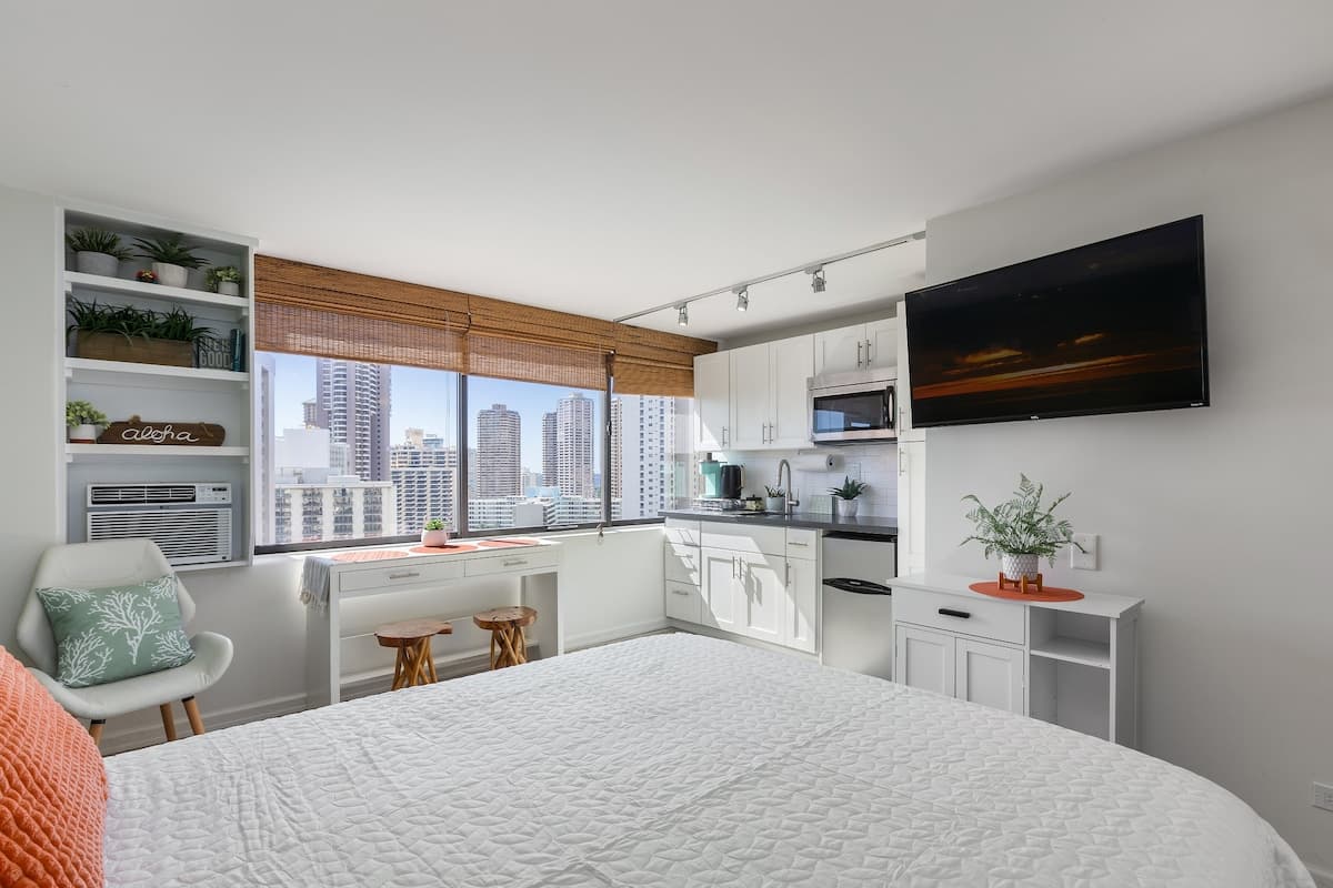 Condo in Honolulu · ★4.79 · Studio · 1 bed · 1 private bath - Photo 2