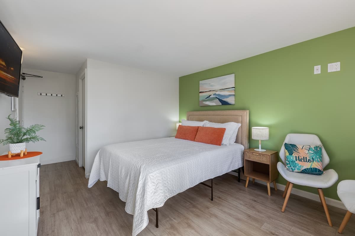 Condo in Honolulu · ★4.79 · Studio · 1 bed · 1 private bath - Photo 5
