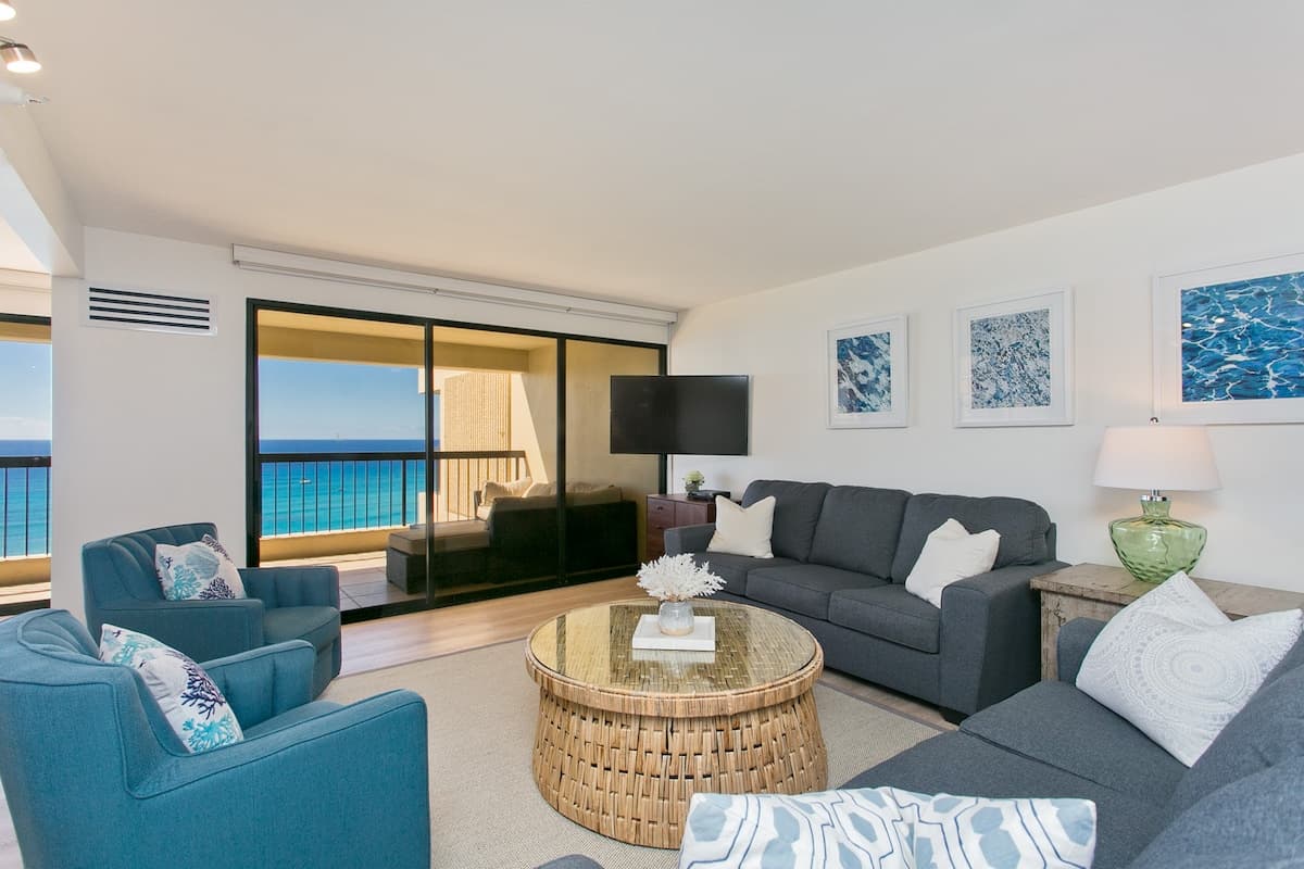 Condo in Honolulu · ★4.96 · 2 bedrooms · 4 beds · 2 private baths - Photo 5