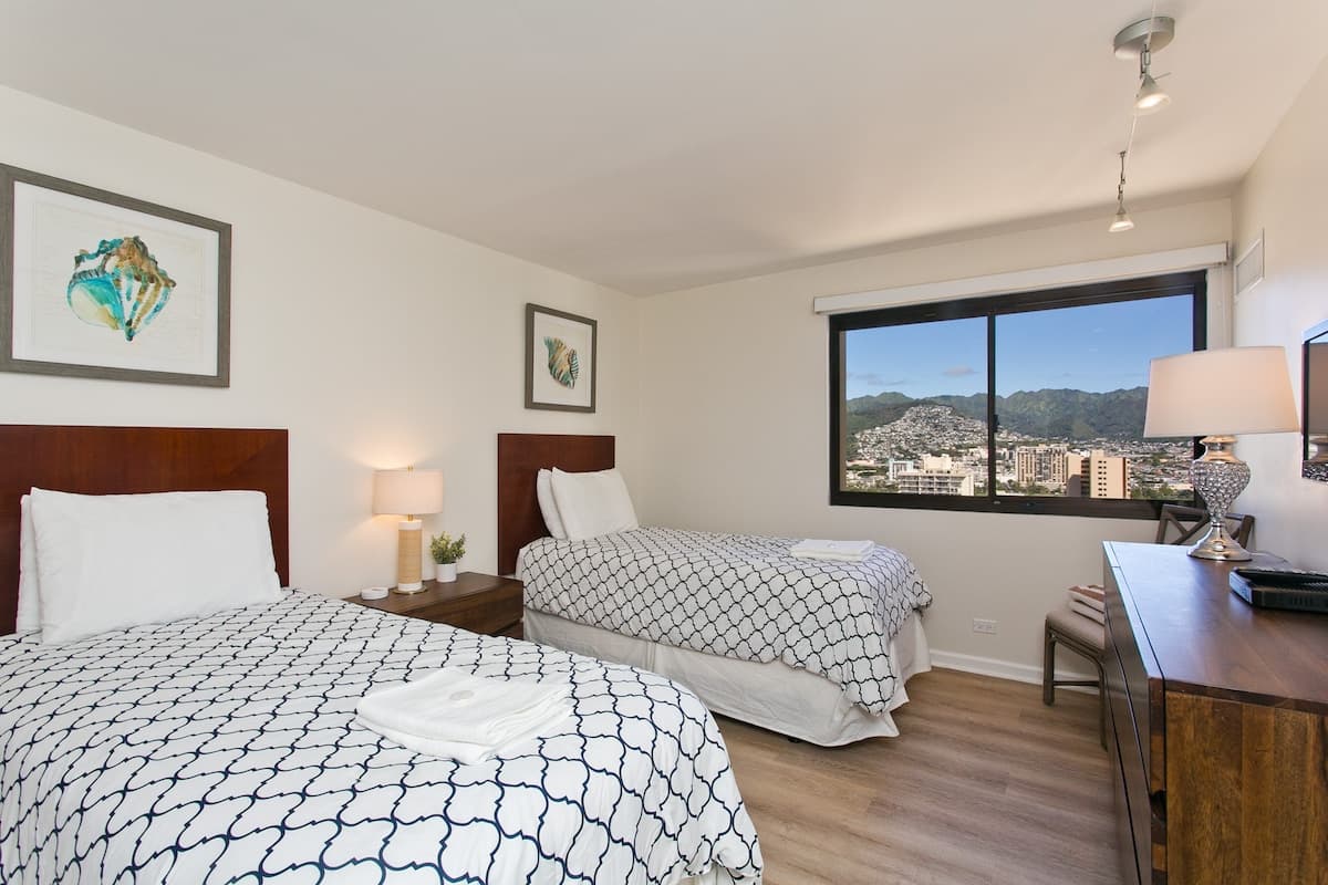 Condo in Honolulu · ★4.96 · 2 bedrooms · 4 beds · 2 private baths - Photo 3