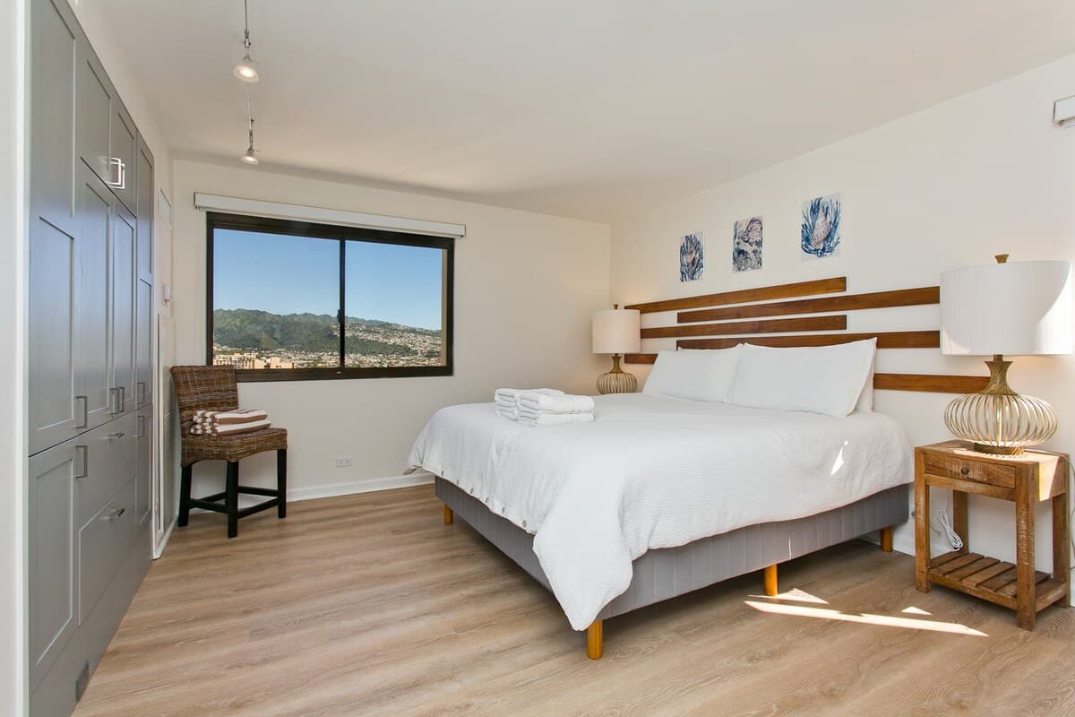 Condo in Honolulu · ★4.96 · 2 bedrooms · 4 beds · 2 private baths - Photo 2