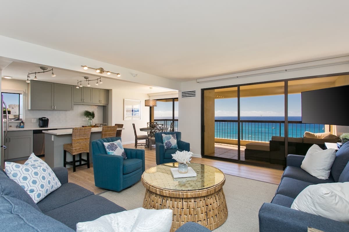 Condo in Honolulu · ★4.96 · 2 bedrooms · 4 beds · 2 private baths - Photo 4