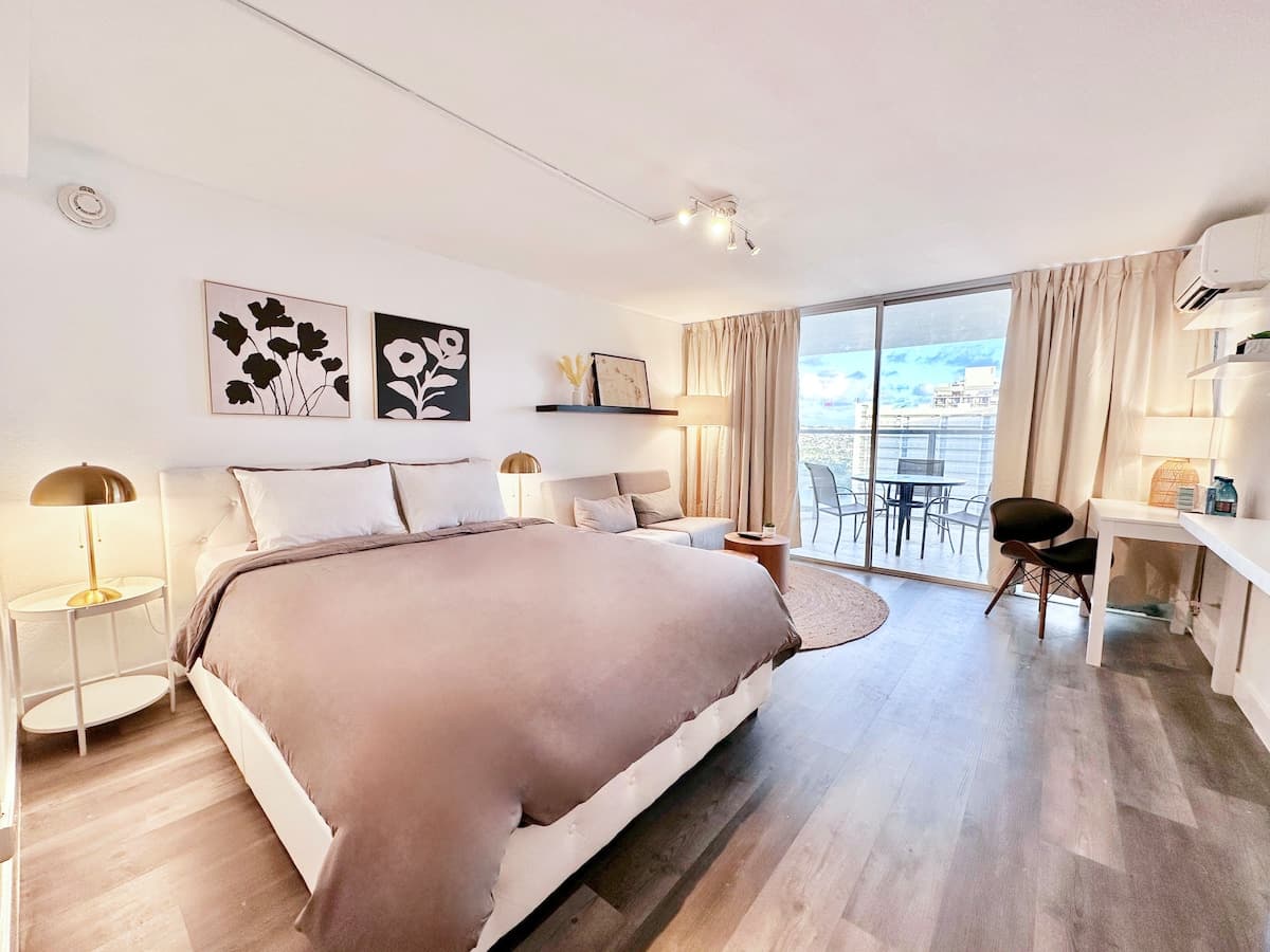 Condo in Honolulu · ★4.92 · Studio · 2 beds · 1 private bath - Photo 1