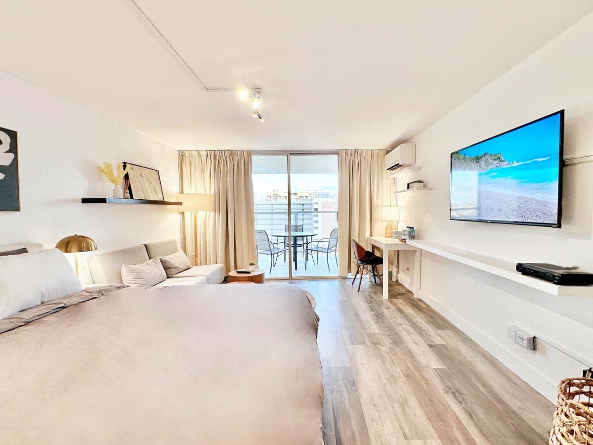 Condo in Honolulu · ★4.92 · Studio · 2 beds · 1 private bath - Photo 4