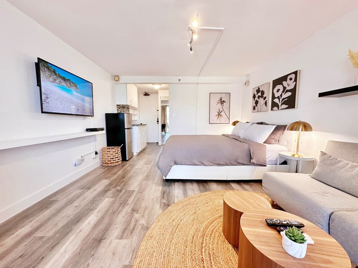 Condo in Honolulu · ★4.92 · Studio · 2 beds · 1 private bath - Photo 2
