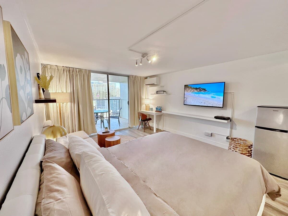 Condo in Honolulu · ★4.92 · Studio · 2 beds · 1 private bath - Photo 3