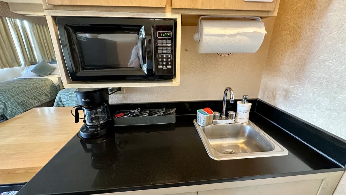 Condo in Honolulu · ★4.89 · Studio · 3 beds · 1 private bath - Photo 4