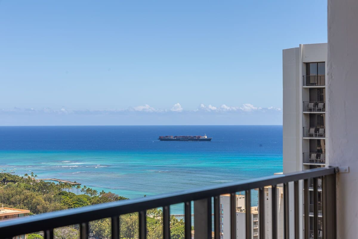Condo in Honolulu · ★4.91 · 1 bedroom · 3 beds · 1 private bath - Photo 4