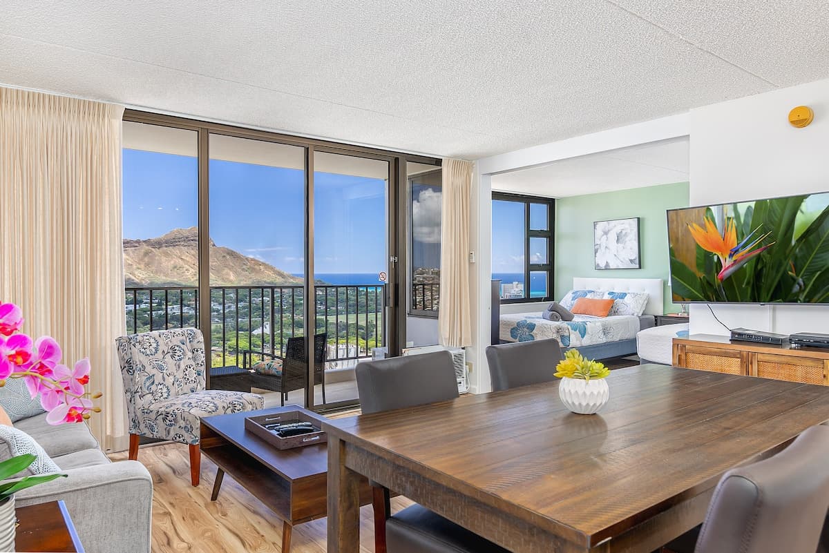 Condo in Honolulu · ★4.91 · 1 bedroom · 3 beds · 1 private bath - Photo 5