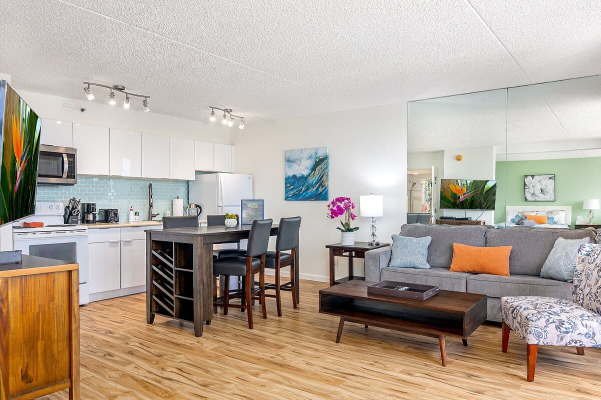 Condo in Honolulu · ★4.91 · 1 bedroom · 3 beds · 1 private bath - Photo 2