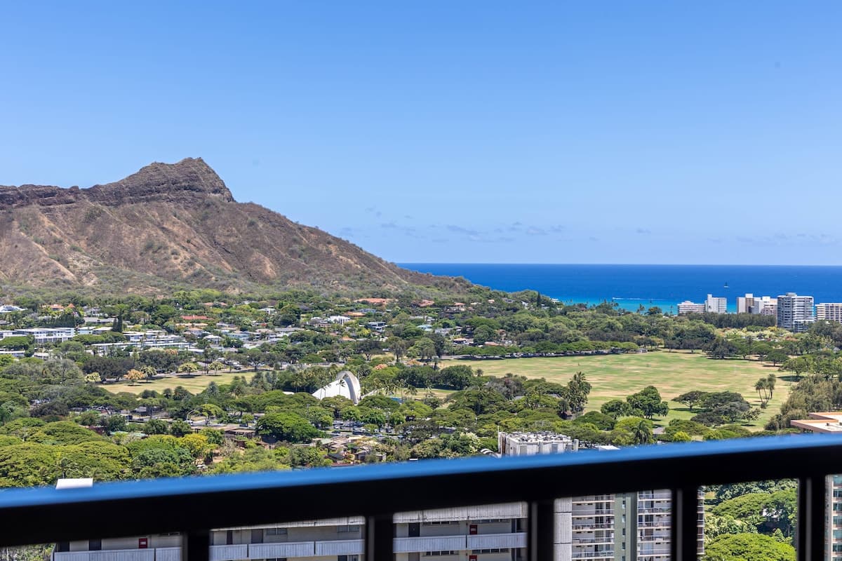 Condo in Honolulu · ★4.91 · 1 bedroom · 3 beds · 1 private bath - Photo 1
