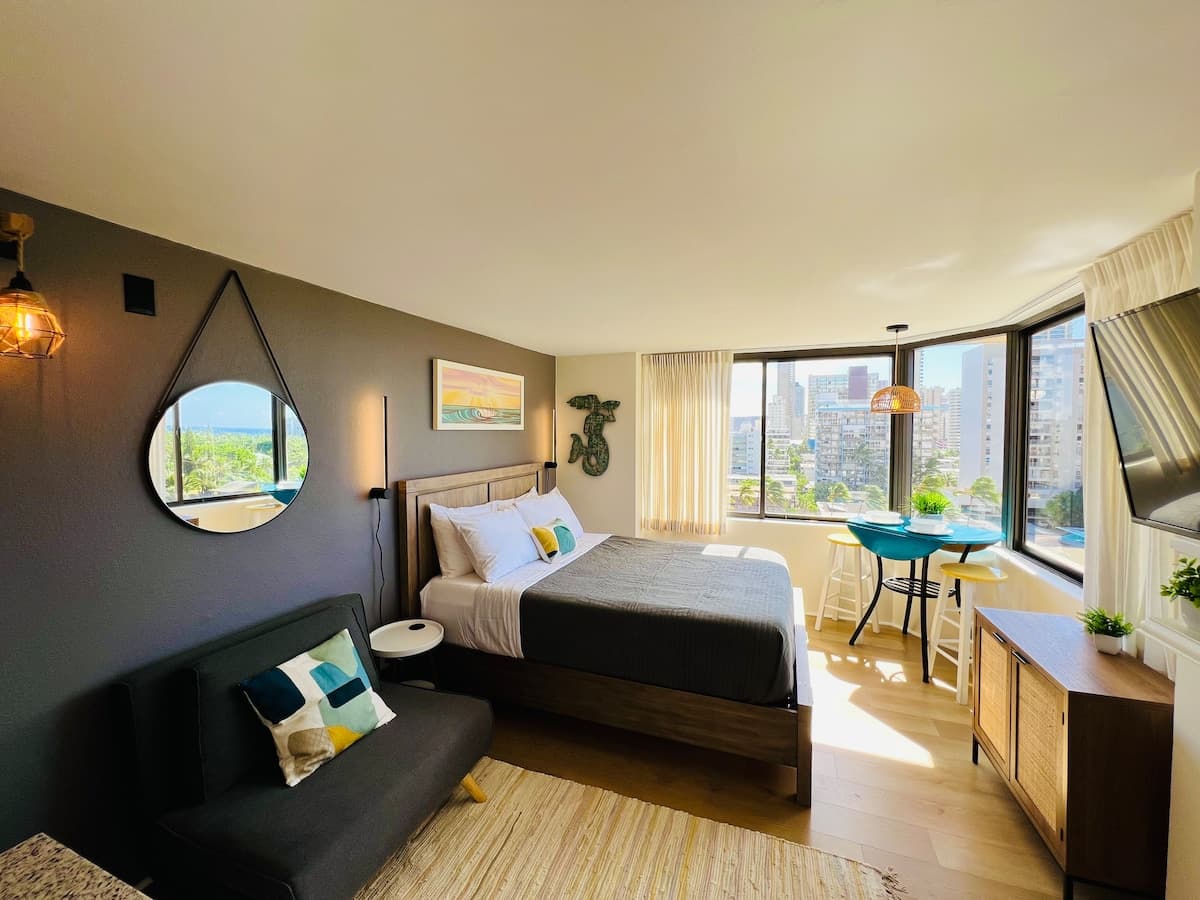 Condo in Honolulu · ★4.73 · Studio · 2 beds · 1 private bath - Photo 2