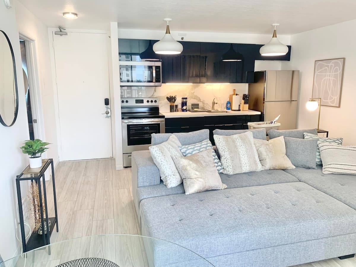 Condo in Honolulu · ★4.76 · 1 bedroom · 3 beds · 1 private bath - Photo 1