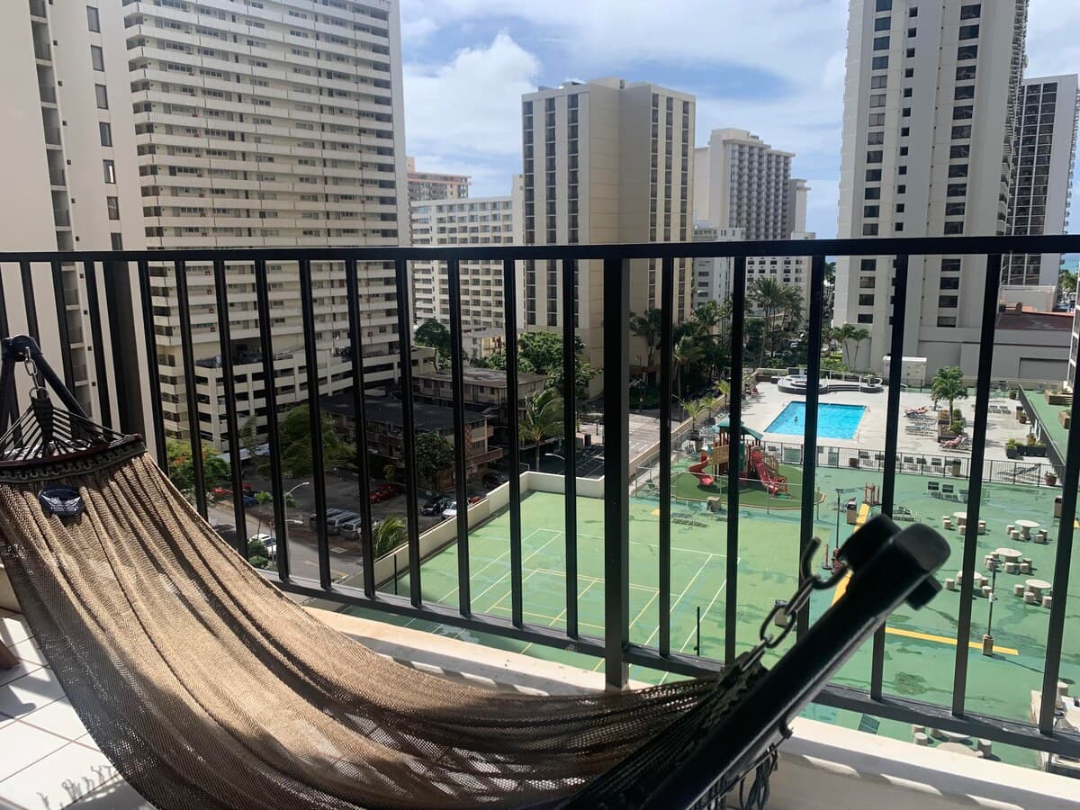 Condo in Honolulu · ★4.76 · 1 bedroom · 3 beds · 1 private bath - Photo 4