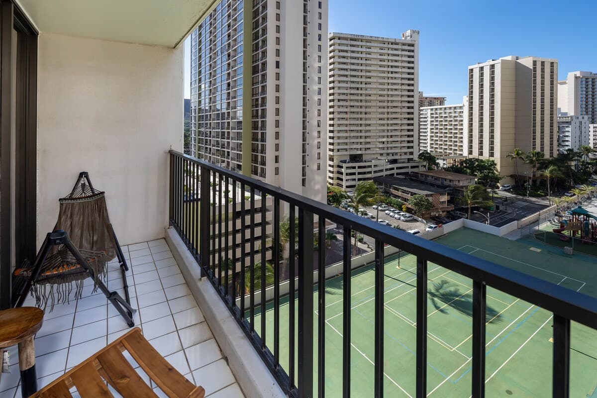 Condo in Honolulu · ★4.76 · 1 bedroom · 3 beds · 1 private bath - Photo 5