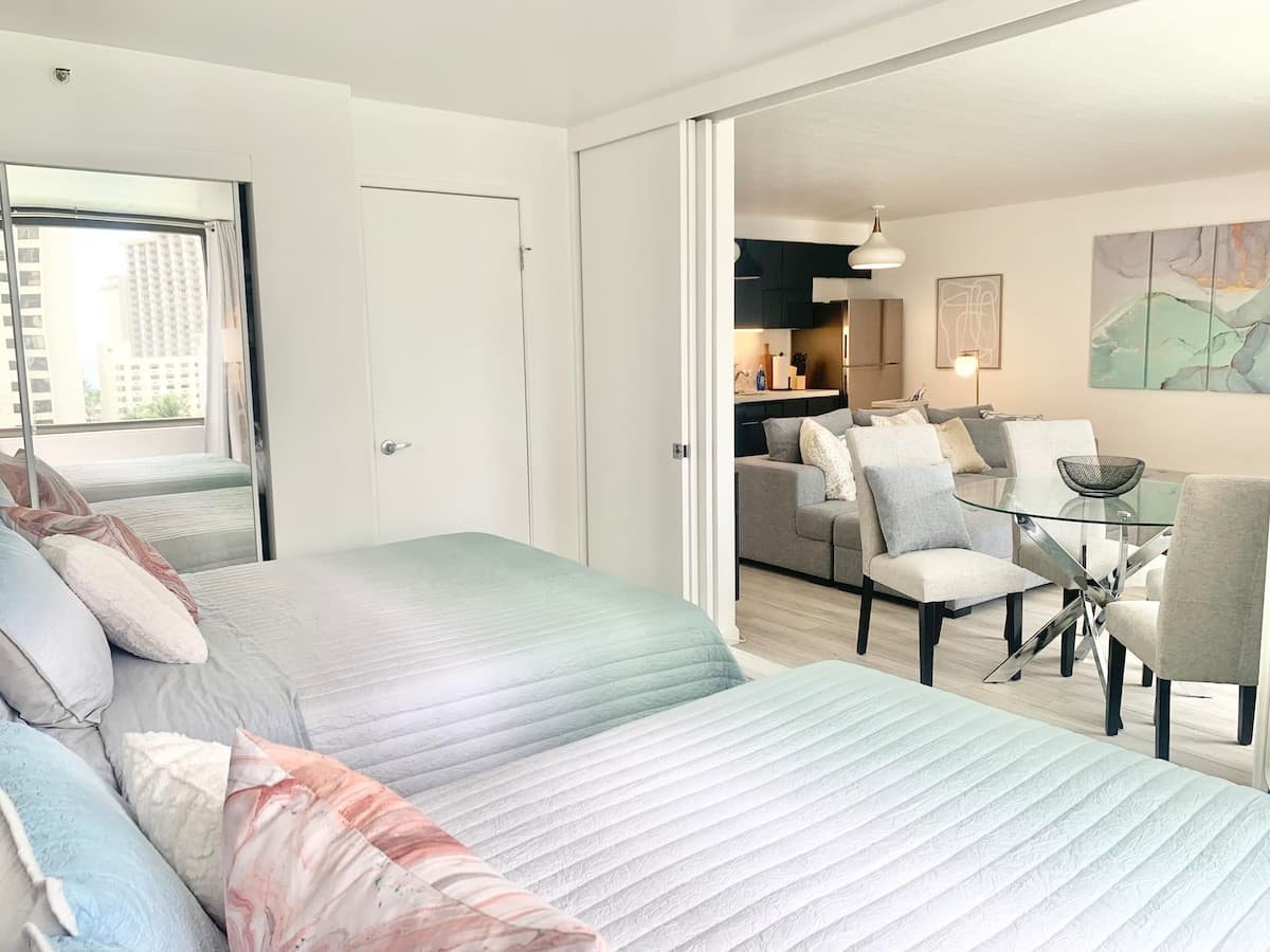 Condo in Honolulu · ★4.76 · 1 bedroom · 3 beds · 1 private bath - Photo 2