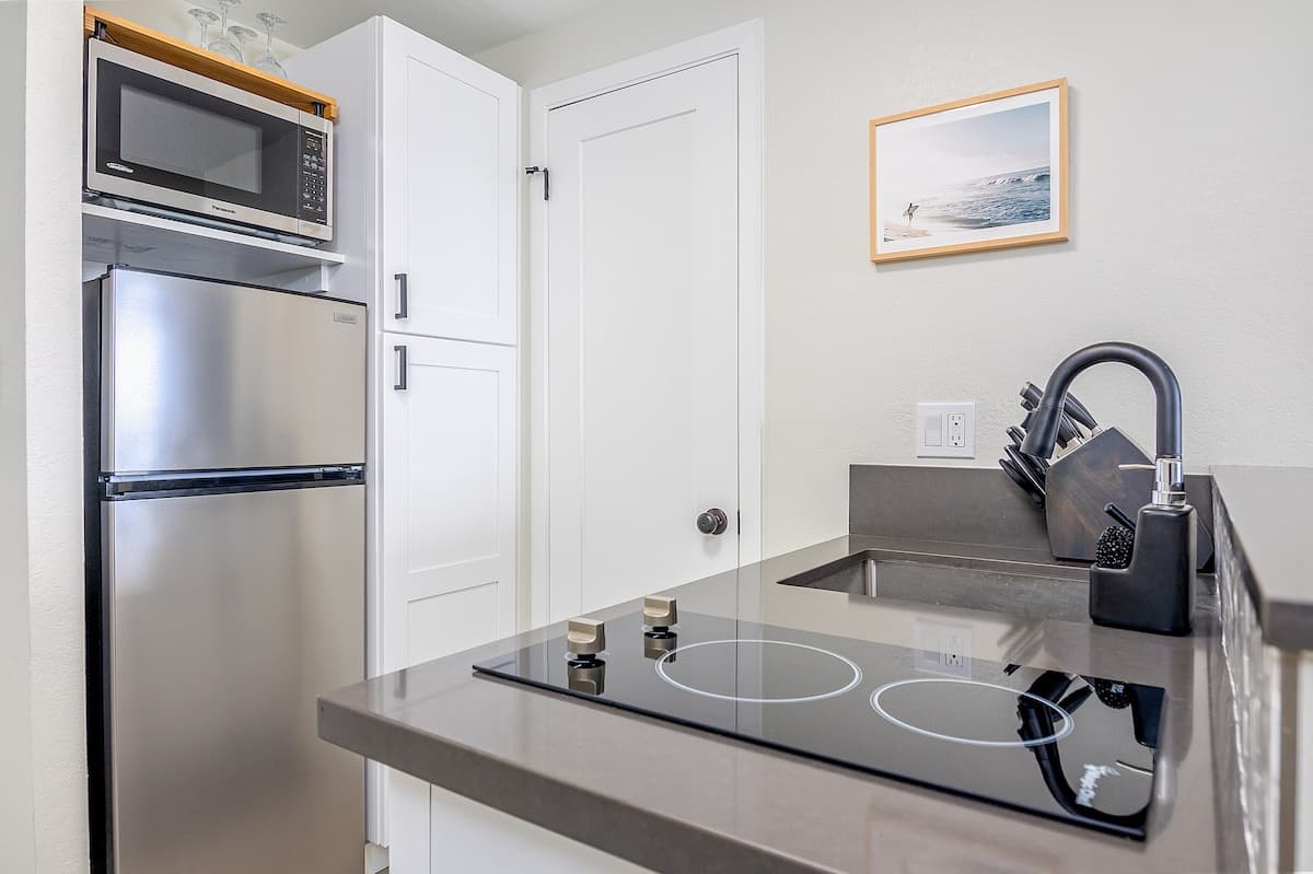 Condo in Honolulu · ★4.93 · Studio · 1 bed · 1 private bath - Photo 5