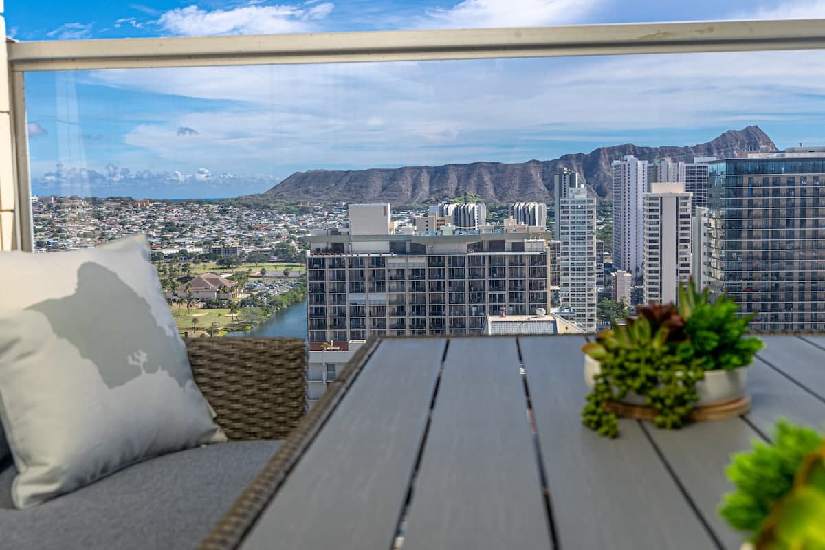 Condo in Honolulu · ★4.93 · Studio · 1 bed · 1 private bath - Photo 2