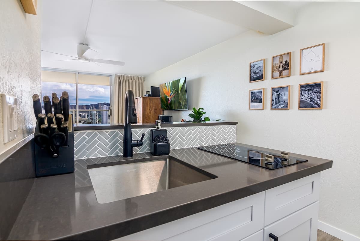 Condo in Honolulu · ★4.93 · Studio · 1 bed · 1 private bath - Photo 4