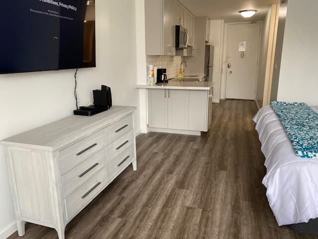 Condo in Honolulu · ★4.75 · Studio · 1 bed · 1 private bath - Photo 5