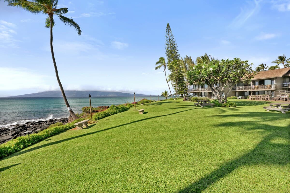 Condo in Lahaina · ★4.85 · 2 bedrooms · 5 beds · 2 baths - Photo 4