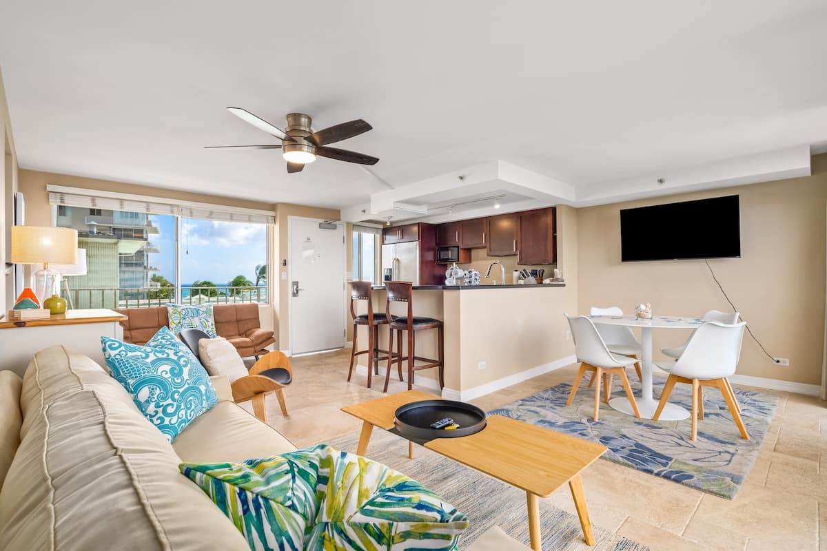 DHBH 803 1 Bedroom with Great Views, Kitchen & Den - Photo 2
