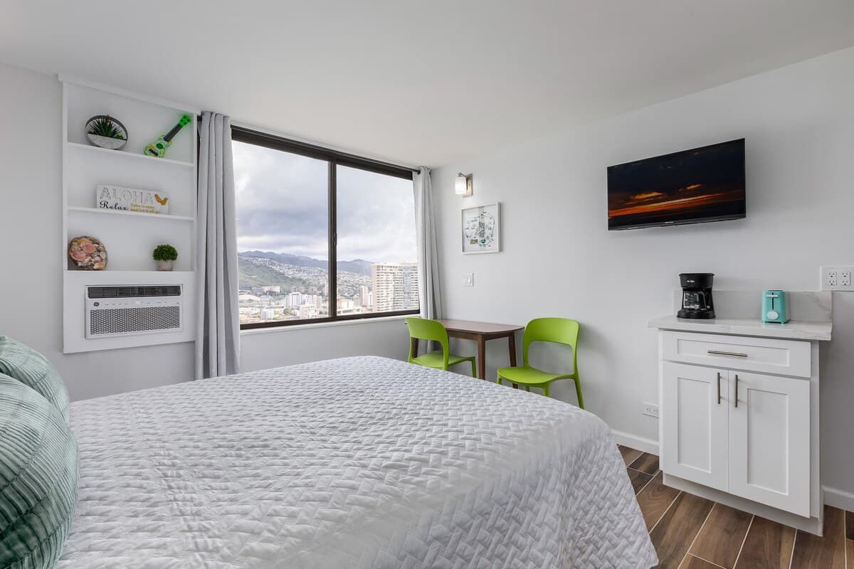Condo in Honolulu · ★4.8 · Studio · 1 bed · 1 shared bath - Photo 3